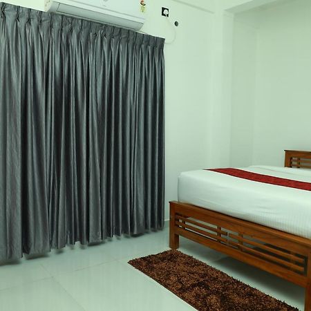 Achoos Residency Hotel Tiruvalla Bagian luar foto