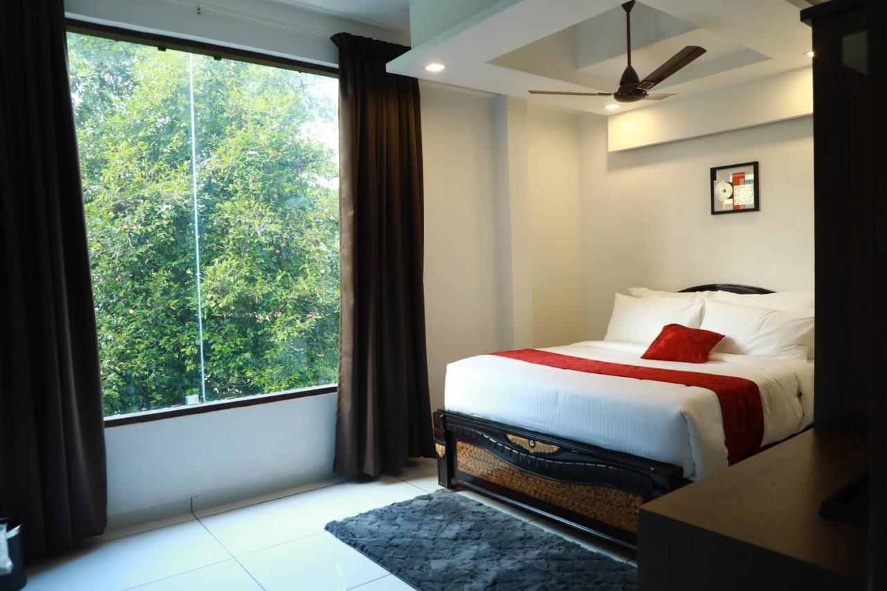 Achoos Residency Hotel Tiruvalla Bagian luar foto