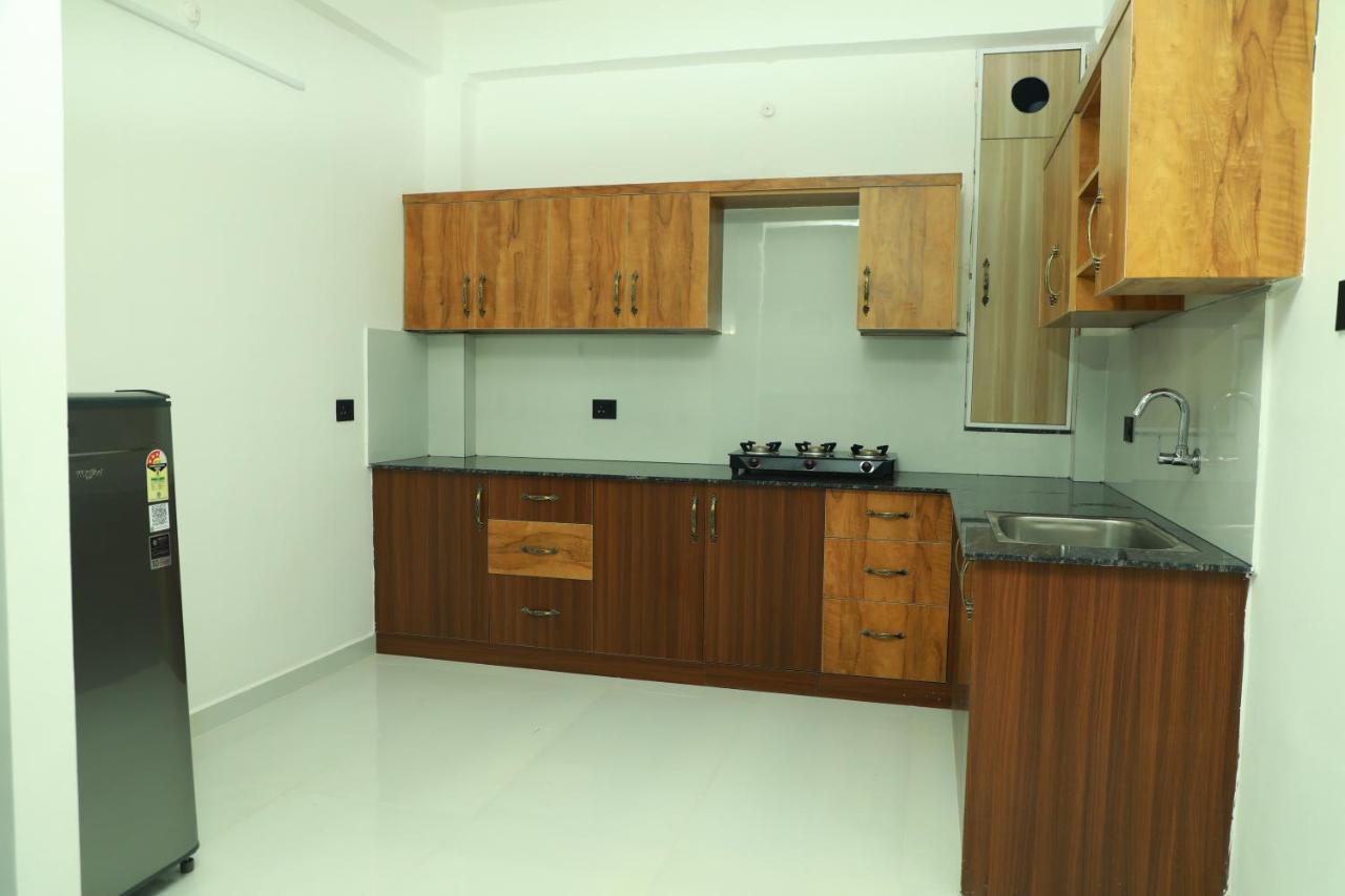 Achoos Residency Hotel Tiruvalla Bagian luar foto