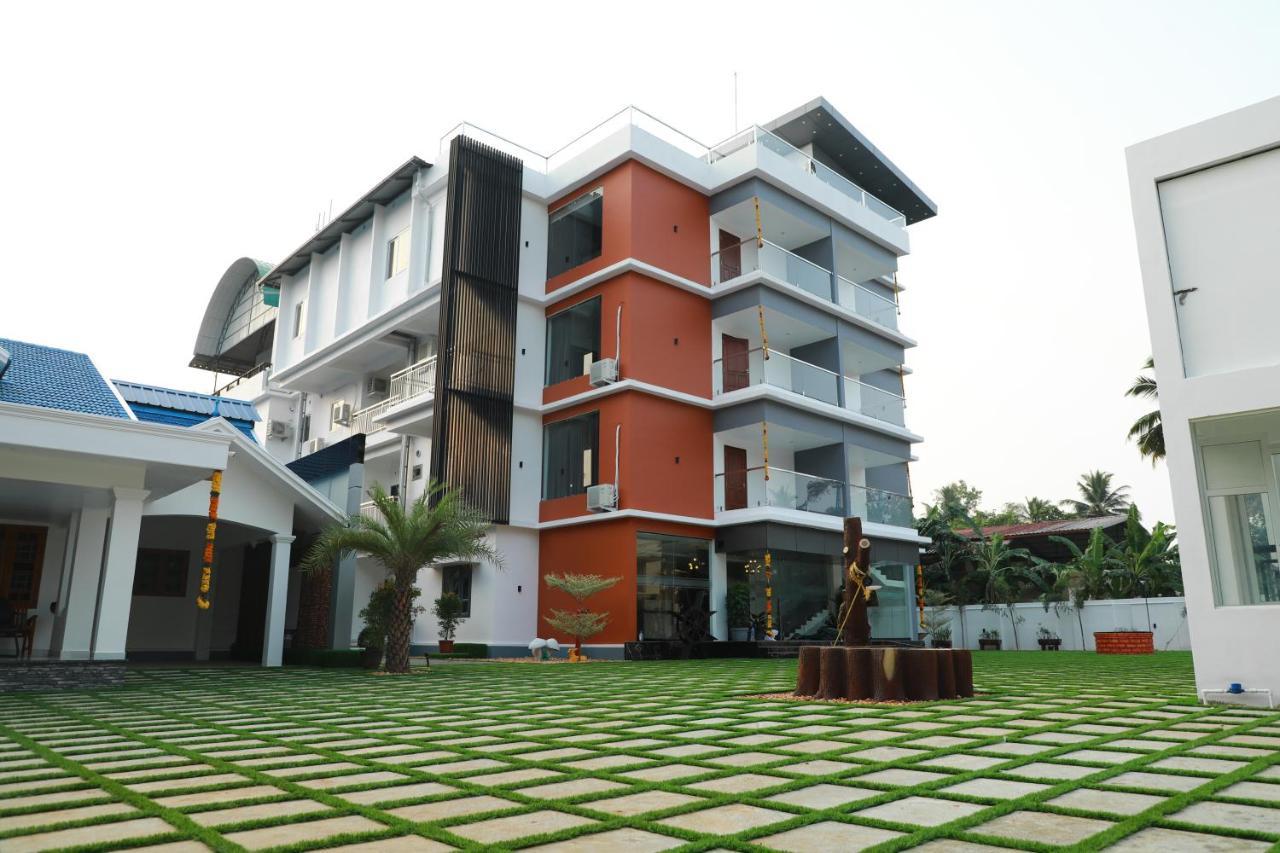 Achoos Residency Hotel Tiruvalla Bagian luar foto