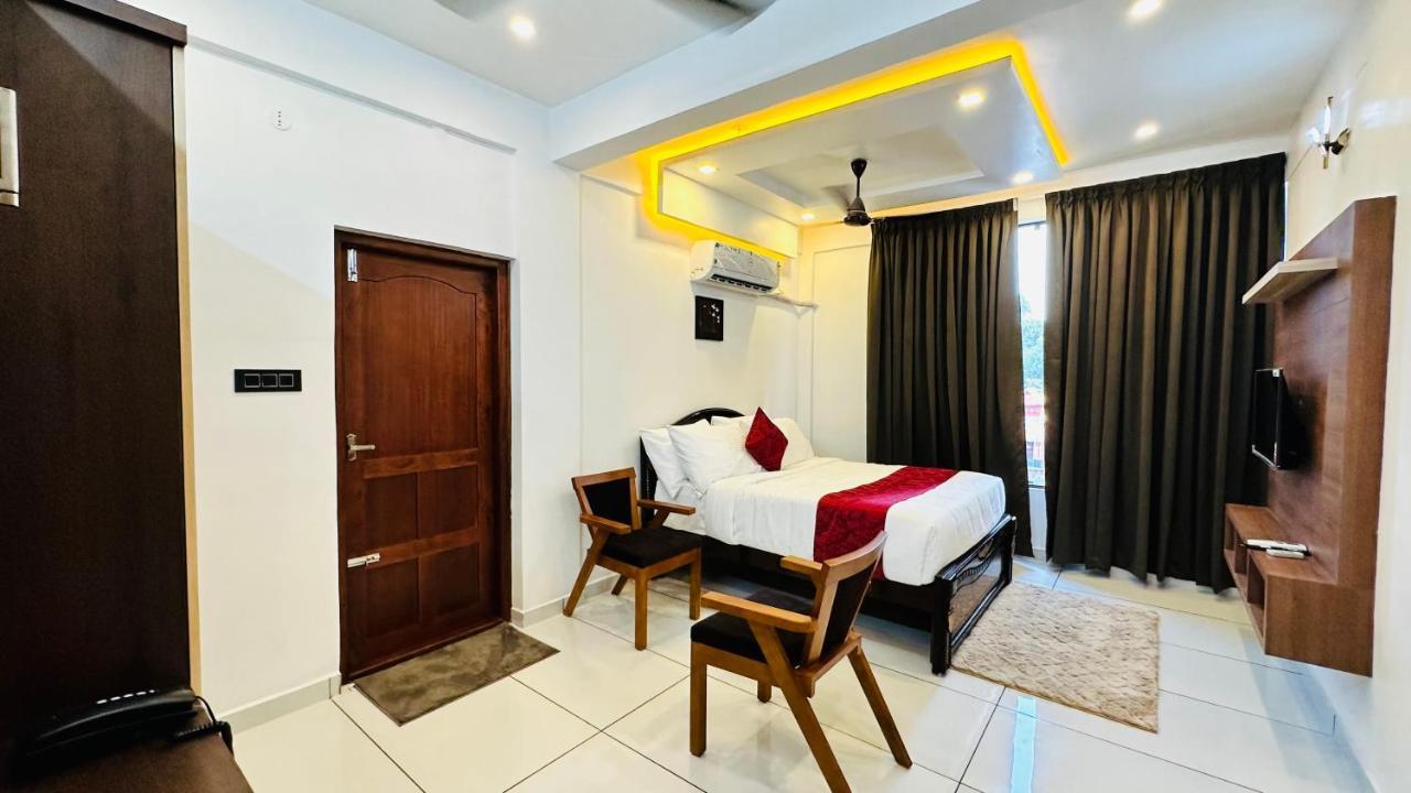 Achoos Residency Hotel Tiruvalla Bagian luar foto