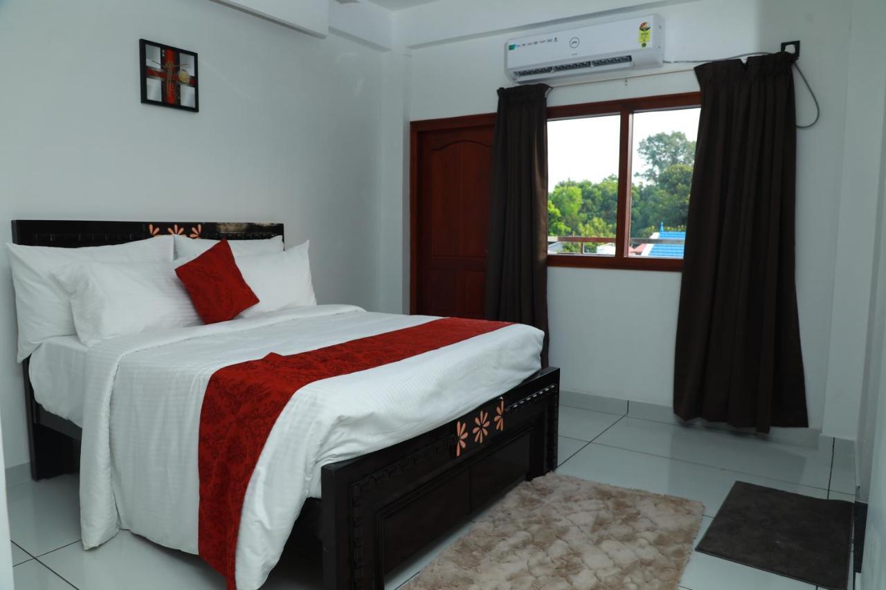 Achoos Residency Hotel Tiruvalla Bagian luar foto